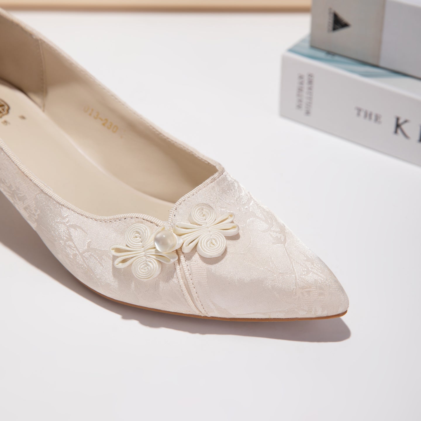 Women's Jacquard pointed toe pumps
