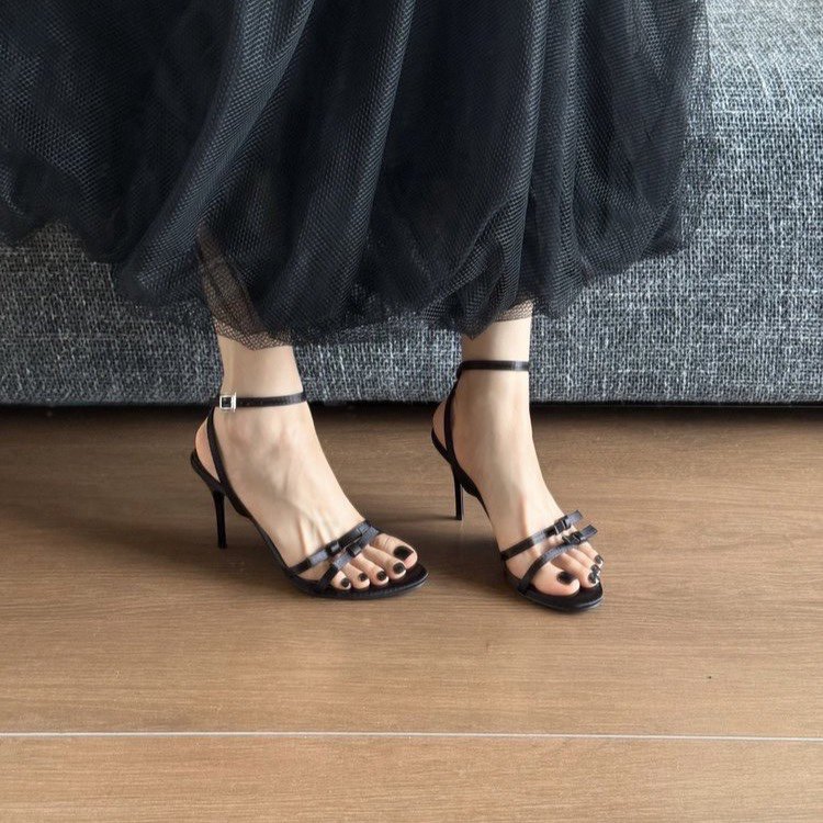 Ladies sharp point slender heel