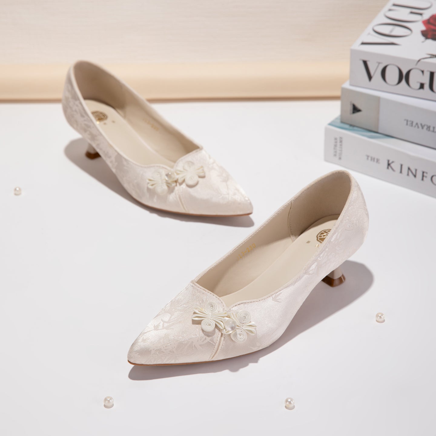Women's Jacquard pointed toe pumps