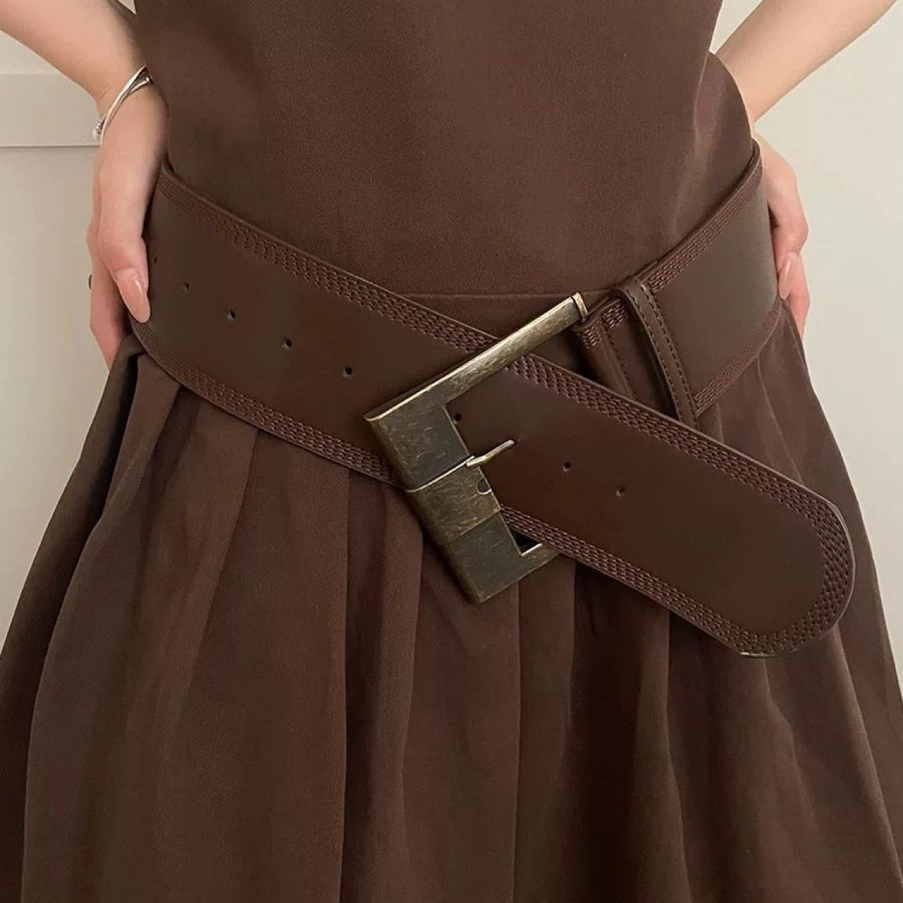 Ladies Figure-flattering Outfit with A Spicy-style Belt