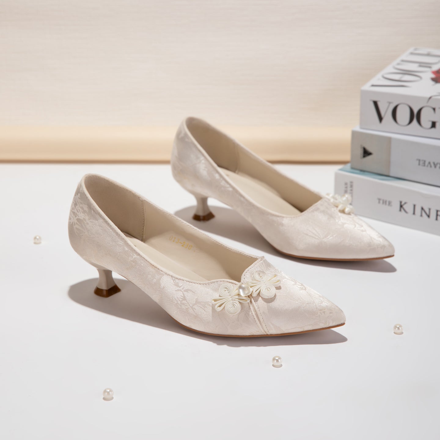 Women's Jacquard pointed toe pumps